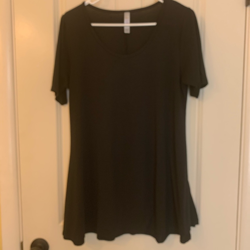 M black LuLaRoe Perfect Tee